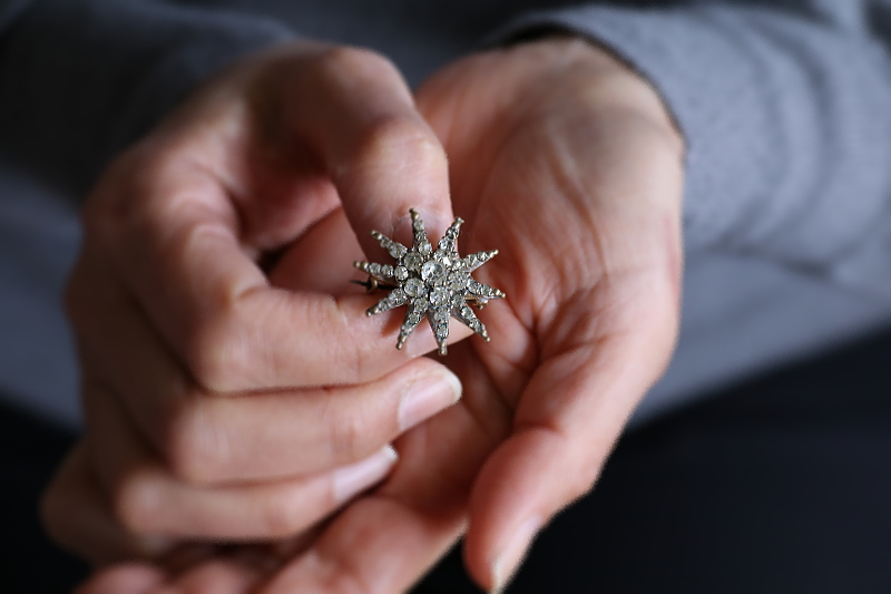 クリアペーストスターブローチ　ヴィクトリアン　アンティークストリュフ