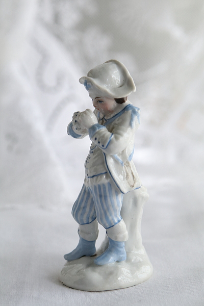 二角帽子の少年像　ドイツ　アンティークストリュフ