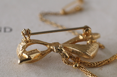 リボンのエナメルウォッチブローチ　corocraft アメリカ　イギリス　アンティークストリュフ