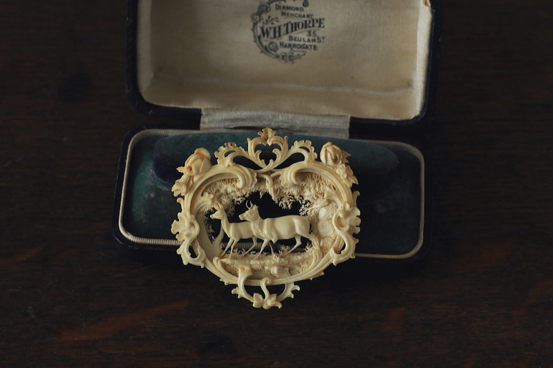 カーブドアイボリーブローチ　象牙　森の鹿　ドイツ　アンティークストリュフ