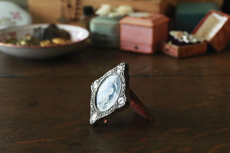 銀飾りの小さなフォトスタンド　イギリス　アンティークストリュフ