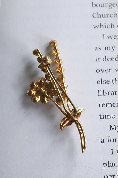 ラインストーンの花のブローチ　ヨーロッパ　アンティークストリュフ