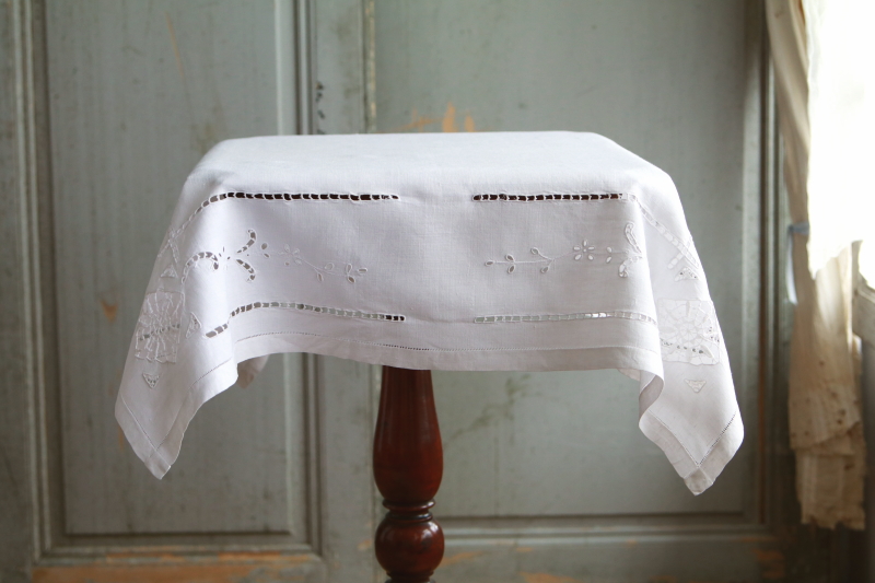 カットワークリネンスモールテーブルクロス　アンティークストリュフ