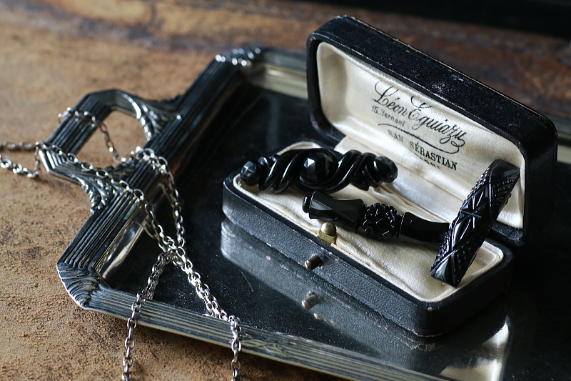 ヴィクトリアンジェットブローチ　アンティークジュエリー　ヴィンテージアクセサリー　アンティークストリュフ 20250624