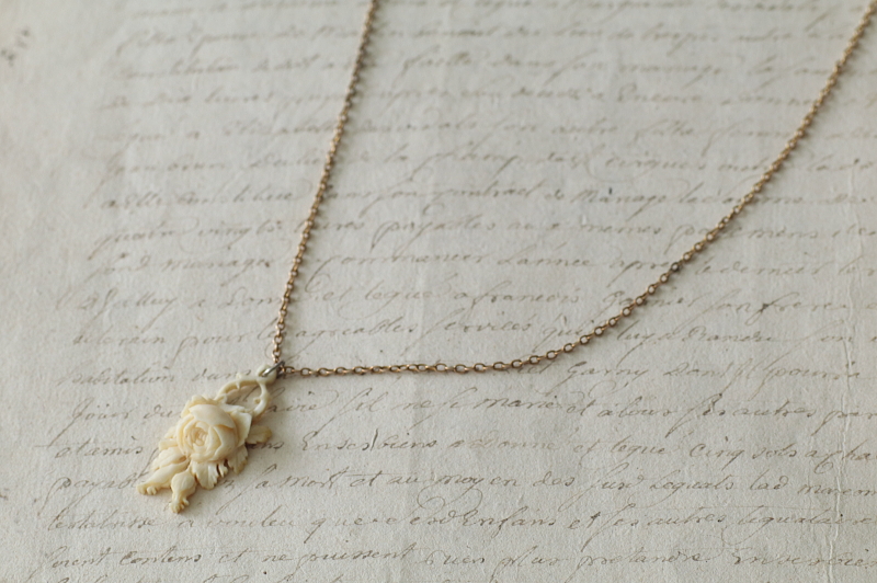 モスローズアイボリーペンダント　カーブドボーンブローチ　ヴィクトリアン　アンティークジュエリー　ヴィンテージアクセサリー　アンティークストリュフ