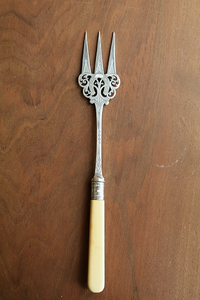 ホースシューのブレッドフォーク　フルーツ柄のケーキナイフ　イギリス　アンティークストリュフ