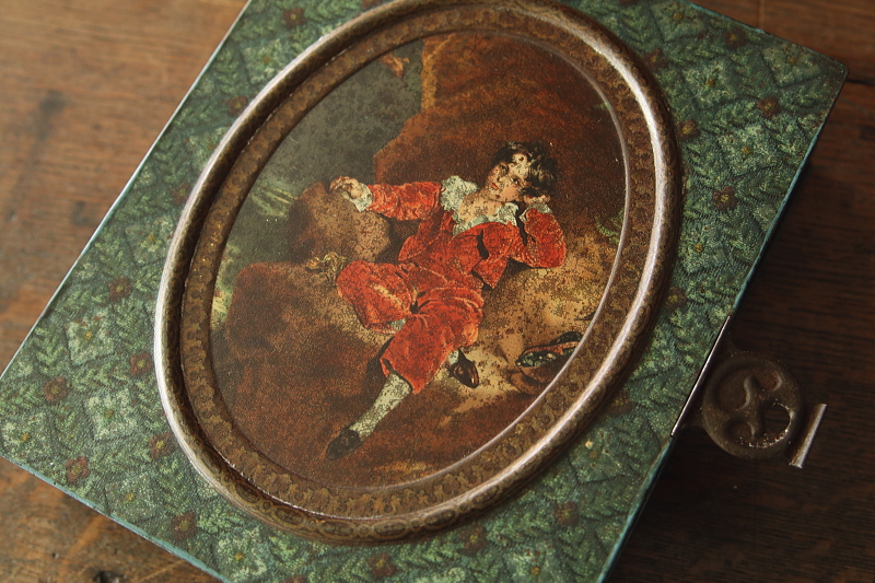 the red boyのビスケット缶　huntry and palmers イギリス　アンティークストリュフ