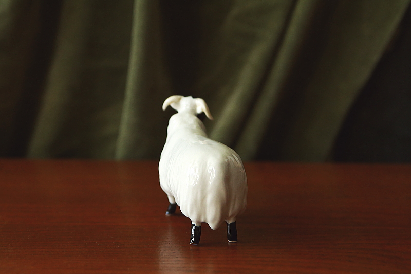 ヒツジのフィギュリン　beswick イギリス　アンティークストリュフ