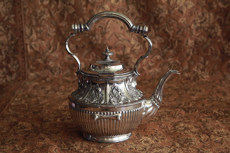 薔薇のレリーフのティーケトルアンドスタンド　philip ashberry and sons ヴィクトリアン　イギリス　アンティークストリュフ