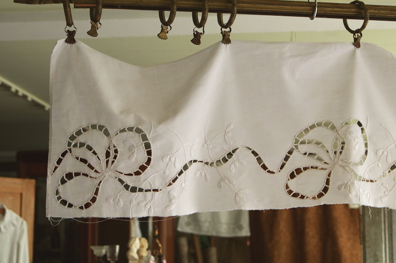 ヤドリギとリボン　カットワーク刺繍パネル　フランス　アンティークストリュフ