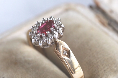 オーバルルビー&ダイヤモンドリング　イギリス　アンティークストリュフ