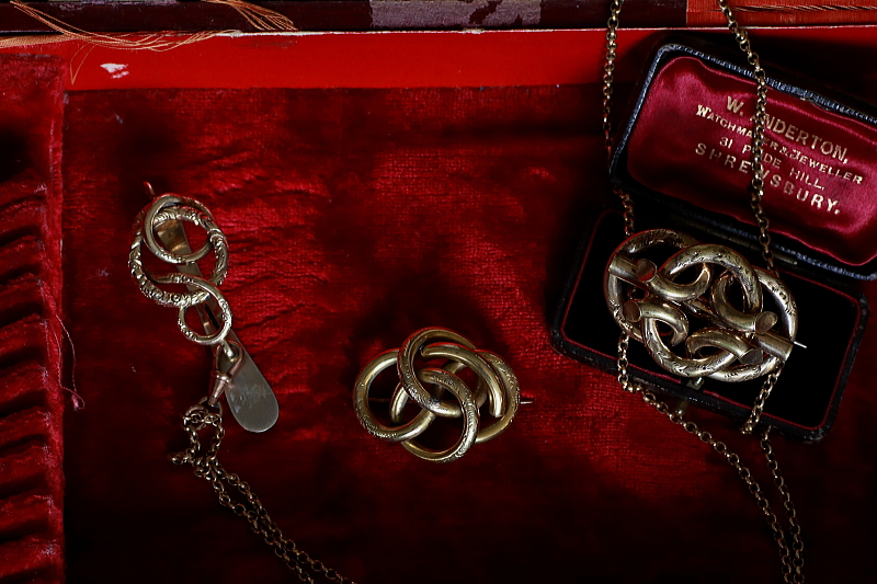 ヴィクトリアンラヴァーズノット　シャトレーン　ブローチ　イギリス　フランス　アンティークストリュフ 20250626