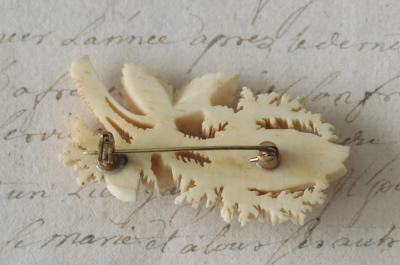 モスローズアイボリーペンダント　カーブドボーンブローチ　ヴィクトリアン　アンティークジュエリー　ヴィンテージアクセサリー　アンティークストリュフ