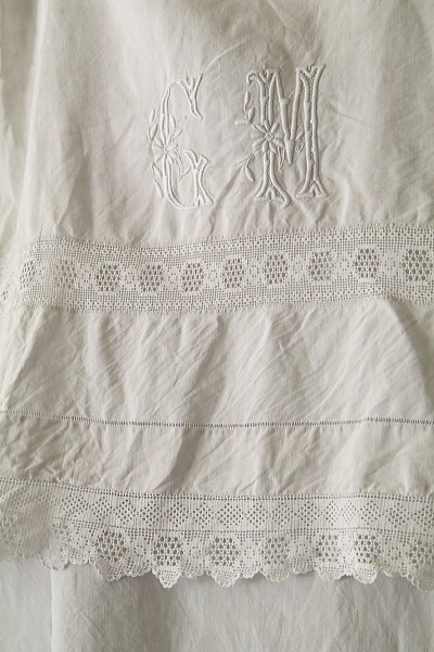花文字刺繍とクロッシェのリネンシーツ　フランス　アンティークストリュフ 20250722