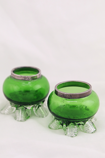 シルバーリムグリーングラスソルトディッシュ　ヴィクトリアン　イギリス　アンティークストリュフ