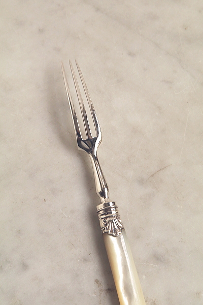 スターリングシルバーデザートフォーク　マザーオブパールハンドル　龍紋　William Gibson & John Lawrence Langman　イギリス　アンティークストリュフ
