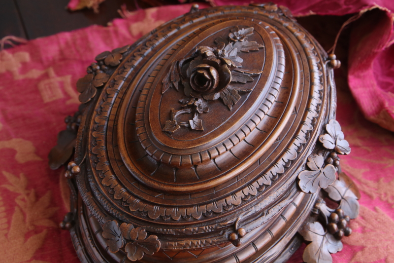 薔薇を飾るウォールナットジュエリーケース　木彫　フランス　アンティークストリュフ