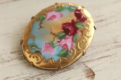 薔薇のポーセリンブローチ　ヨーロッパ アンティークストリュフ