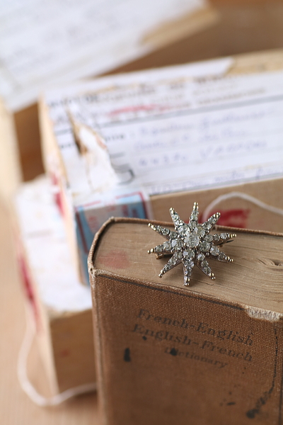 クリアペーストスターブローチ　ヴィクトリアン　アンティークストリュフ