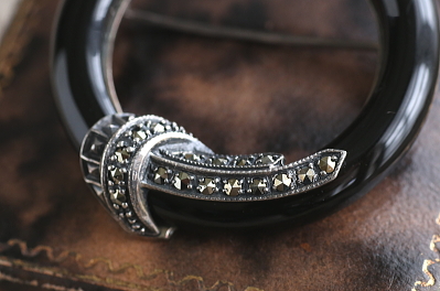 オニキスサークルブローチ　マーカサイト　シルバー　ヨーロッパ　アンティークストリュフ