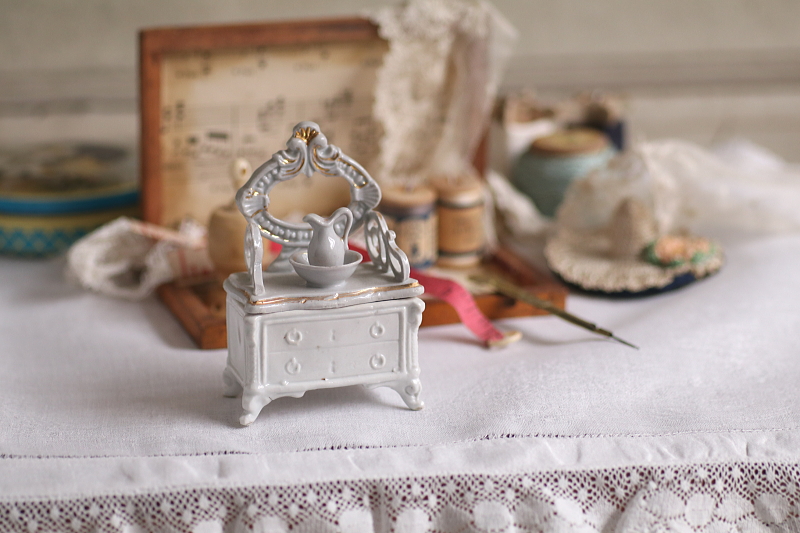 ポーセリンミニチュアドレッシングチェスト　ドイツ　アンティークストリュフ
