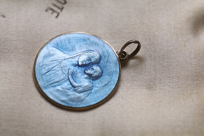 カラーエナメルのメダイ　スペイン　アンティークストリュフ