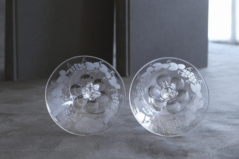 ロングステムシャンパングラス　葡萄のエングレーヴィング　イギリス　アンティークストリュフ