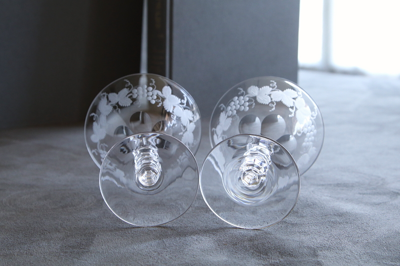 ロングステムシャンパングラス　葡萄のエングレーヴィング　イギリス　アンティークストリュフ