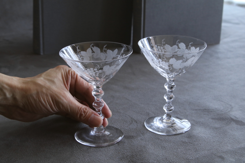 ロングステムシャンパングラス　葡萄のエングレーヴィング　イギリス　アンティークストリュフ