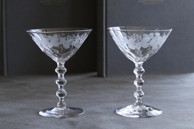 ロングステムシャンパングラス　葡萄のエングレーヴィング　イギリス　アンティークストリュフ