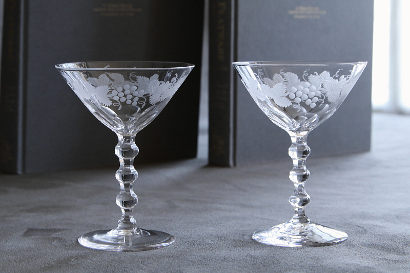 ロングステムシャンパングラス　葡萄のエングレーヴィング　イギリス　アンティークストリュフ