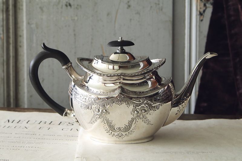 ハンドエングレーヴドシルバープレートティーポット　ヴィクトリアン　イギリス　アンティークストリュフ