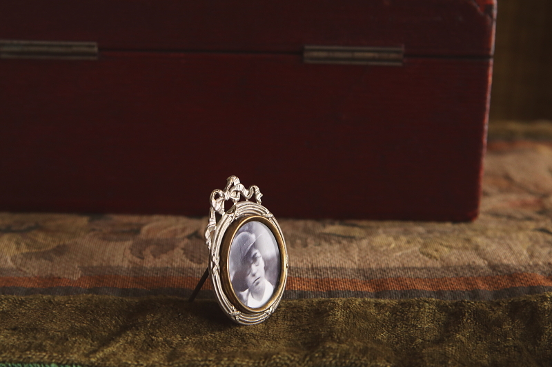 リボン飾りの小さなフォトスタンド　フランス　アンティークストリュフ