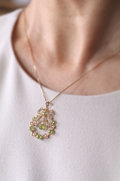 アンティークパールペンダントネックレス　ペリドット　リボンリース　マリーアントワネット　ルイ16世様式　ベルエポック　エドワーディアンジュエリー　イギリス　アンティークストリュフ