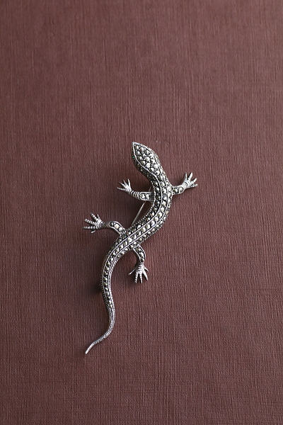 マーカサイトアンドシルバーリザードブローチ　グリーンアイズ　ヨーロッパ　アンティークストリュフ