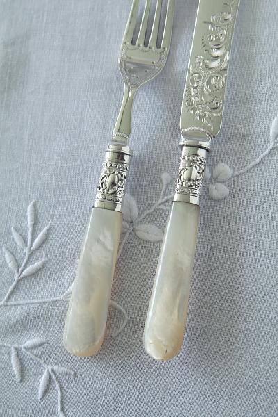 ハンドエングレーヴィングのデザートナイフ＆フォーク　イギリス　アンティークストリュフ