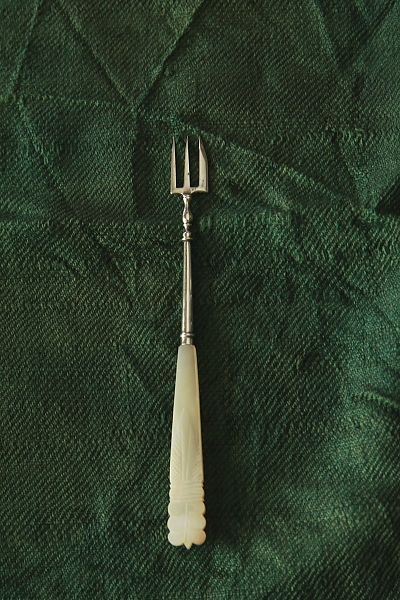 マザーオブパールハンドルのシルバーホーク　ブレッドフォーク　ミニフォーク　イギリス　アンティークストリュフ