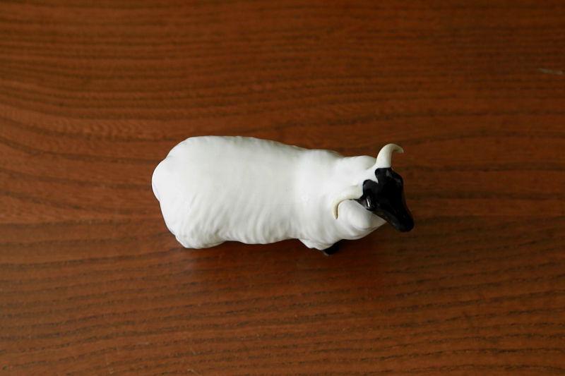ヒツジのフィギュリン　beswick イギリス　アンティークストリュフ