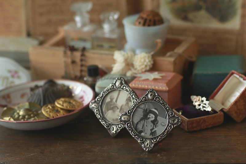 銀飾りの小さなフォトスタンド　イギリス　アンティークストリュフ