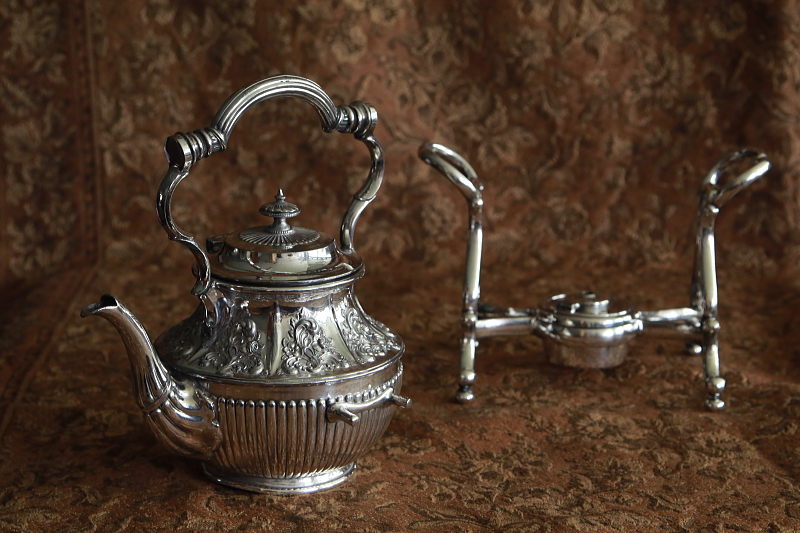 薔薇のレリーフのティーケトルアンドスタンド　philip ashberry and sons ヴィクトリアン　イギリス　アンティークストリュフ