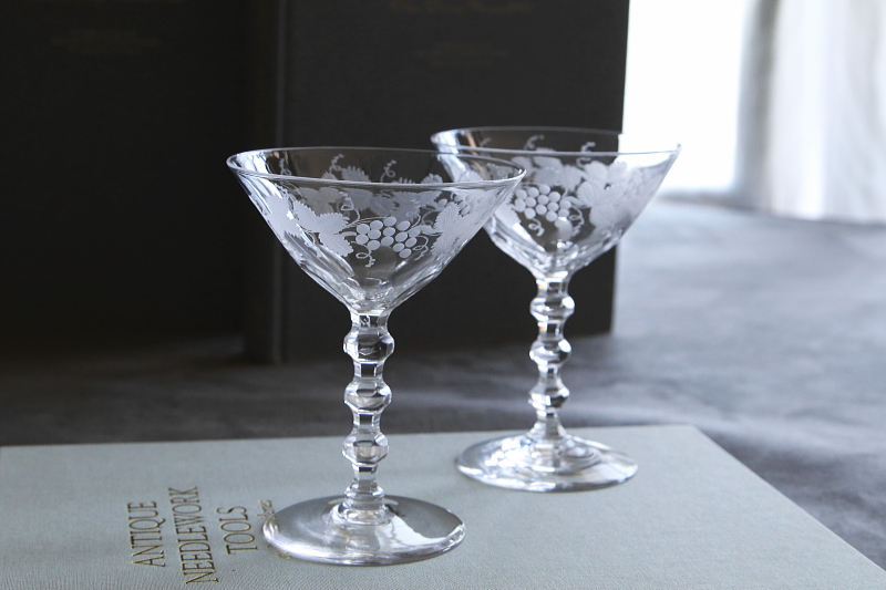 ロングステムシャンパングラス　葡萄のエングレーヴィング　イギリス　アンティークストリュフ