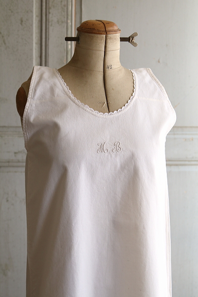 イニシャル刺繍のリネンナイティ　フランス　アンティークストリュフ