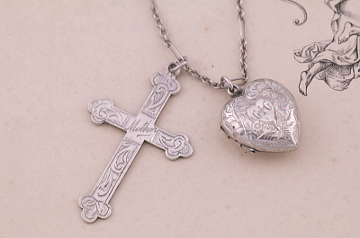 クロスとハートロケット　シルバーペンダントネックレス　イギリス　アンティークストリュフ