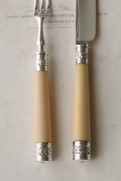 エングレービングのデザートナイフアンドフォーク　アイボリーハンドル　象牙　イギリス アンティークストリュフ