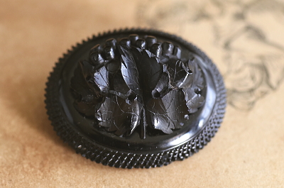 薔薇のジェットブローチ　イギリス　ヴィクトリアン アンティークストリュフ