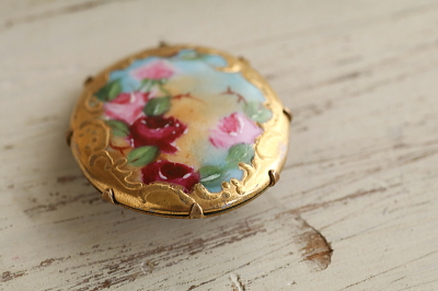 薔薇のポーセリンブローチ　ヨーロッパ アンティークストリュフ