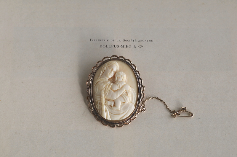 アイボリーカメオブローチ　小椅子の聖母　フランス アンティークストリュフ