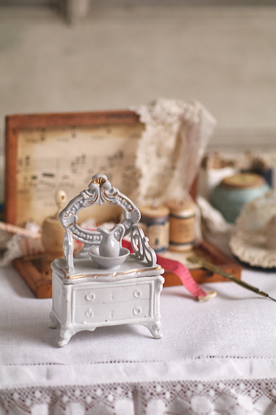 ポーセリンミニチュアドレッシングチェスト　ドイツ　アンティークストリュフ 2026020303