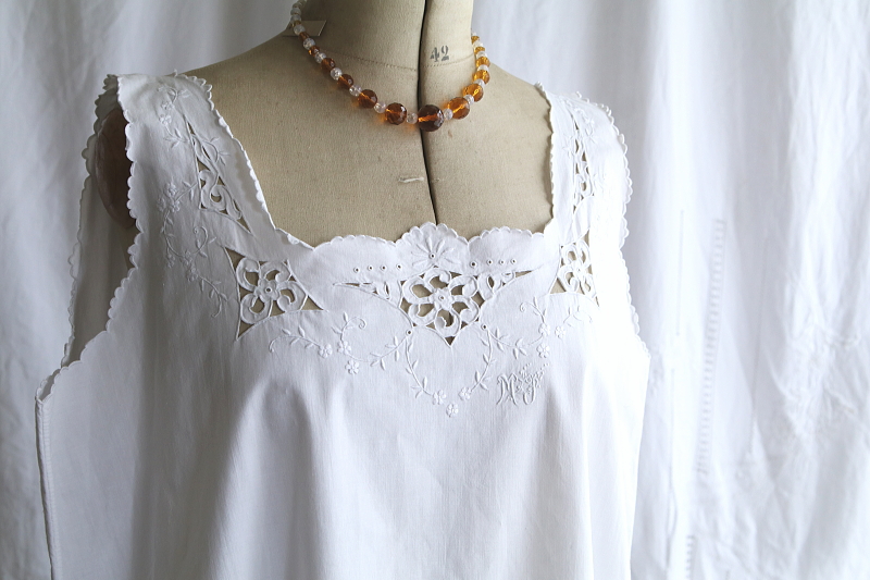 カットワークと刺繍　コットンナイティ　イギリス　アンティークストリュフ