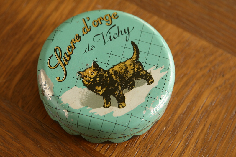 猫のキャンディー缶　Vichy　au petit chat フランス　アンティークストリュフ